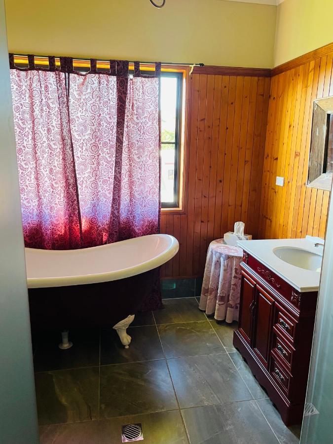Golden Lace B&B Sarina Exterior photo